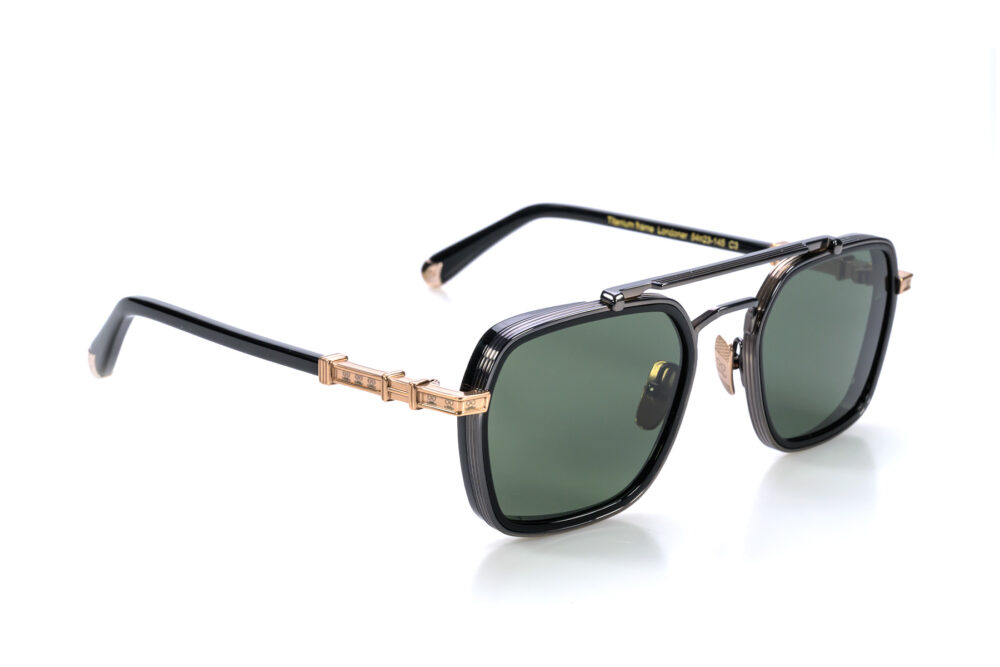 Londoner, gli occhiali da sole in titanio, dalla forma squadrata con dettagli in acetato, sono l'espressione di uno stile moderno e sofisticato.