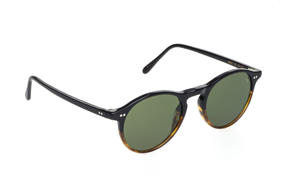 M002 SUN è un occhiale da sole tondo in acetato che rappresenta eleganza e protezione al top, unisce il design classico con l'artigianato di alta qualità