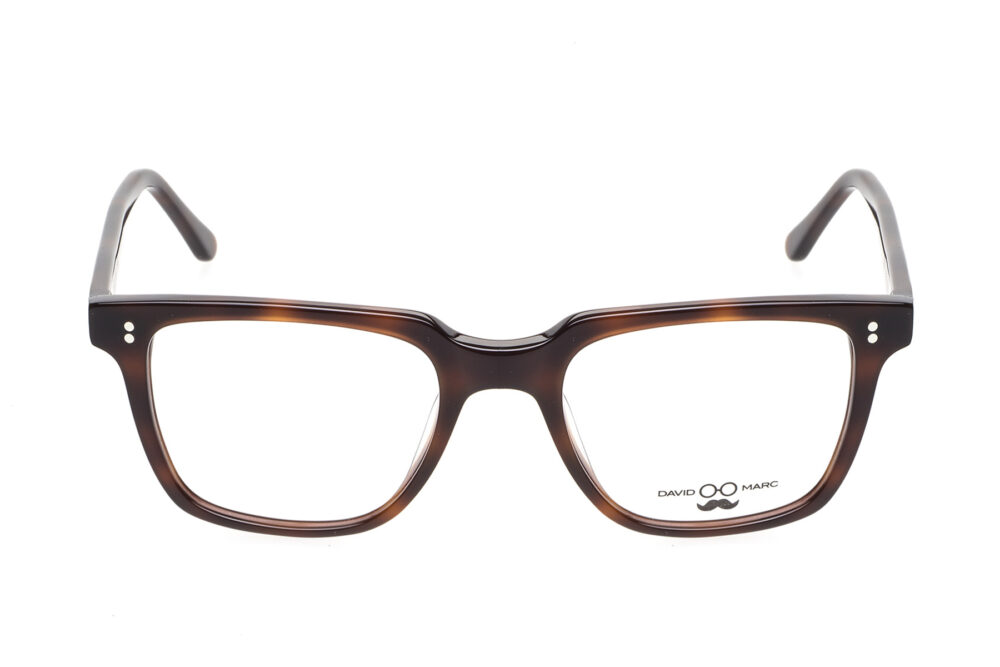 M001 di David Marc è un occhiale da vista rettangolare che unisce lo stile senza tempo alla maestria artigianale italiana. Realizzato con cura e passione.