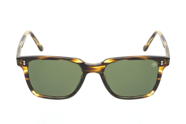 M001 SUN di David Marc è un occhiale da sole dalla forma rettangolare che dona agli occhiali un aspetto moderno e sofisticato