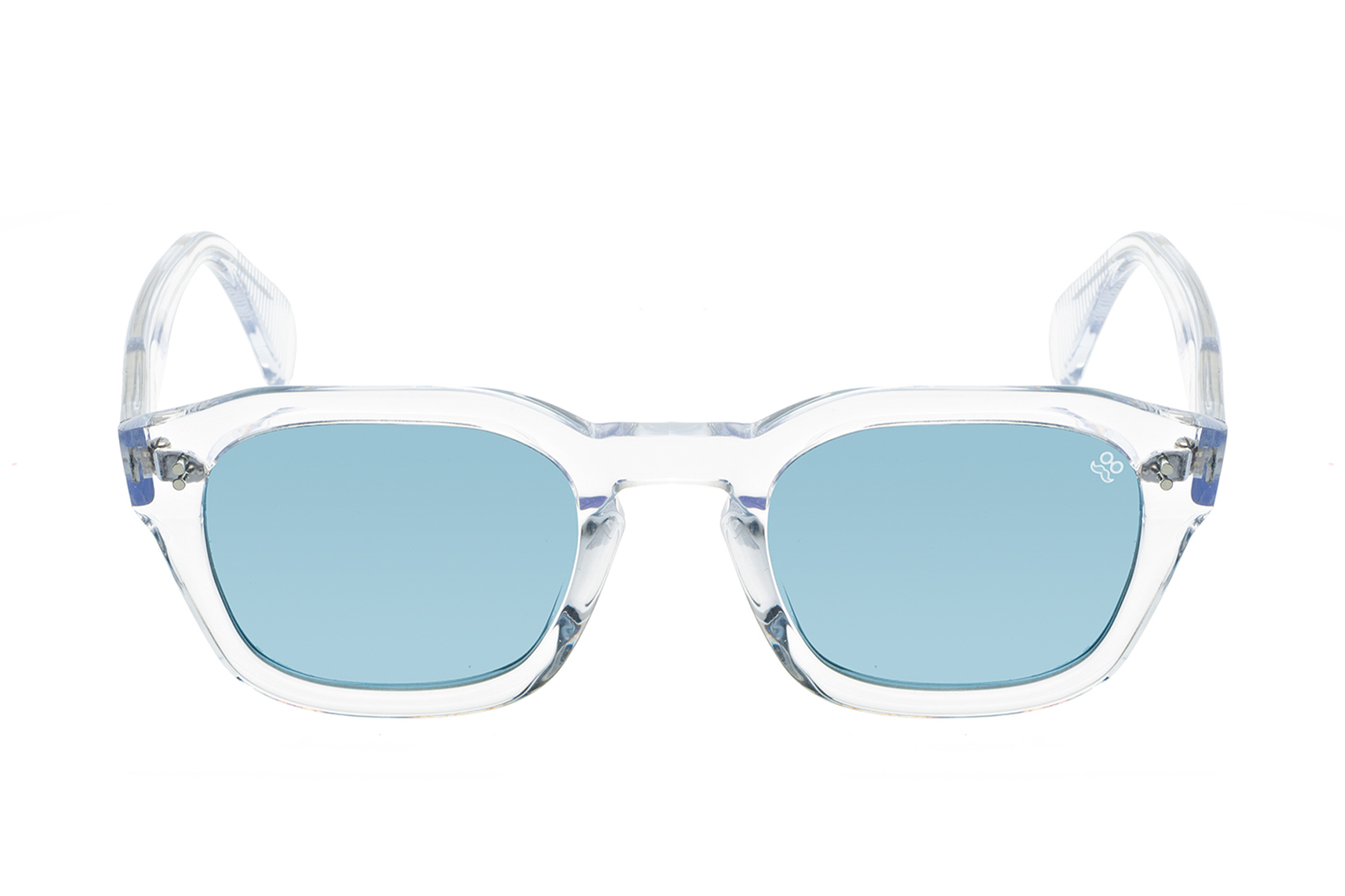 M009 è un occhiale da sole che esalta lo stile di chi lo indossa. La forma squadrata conferisce a questi occhiali da sole carattere e modernità.