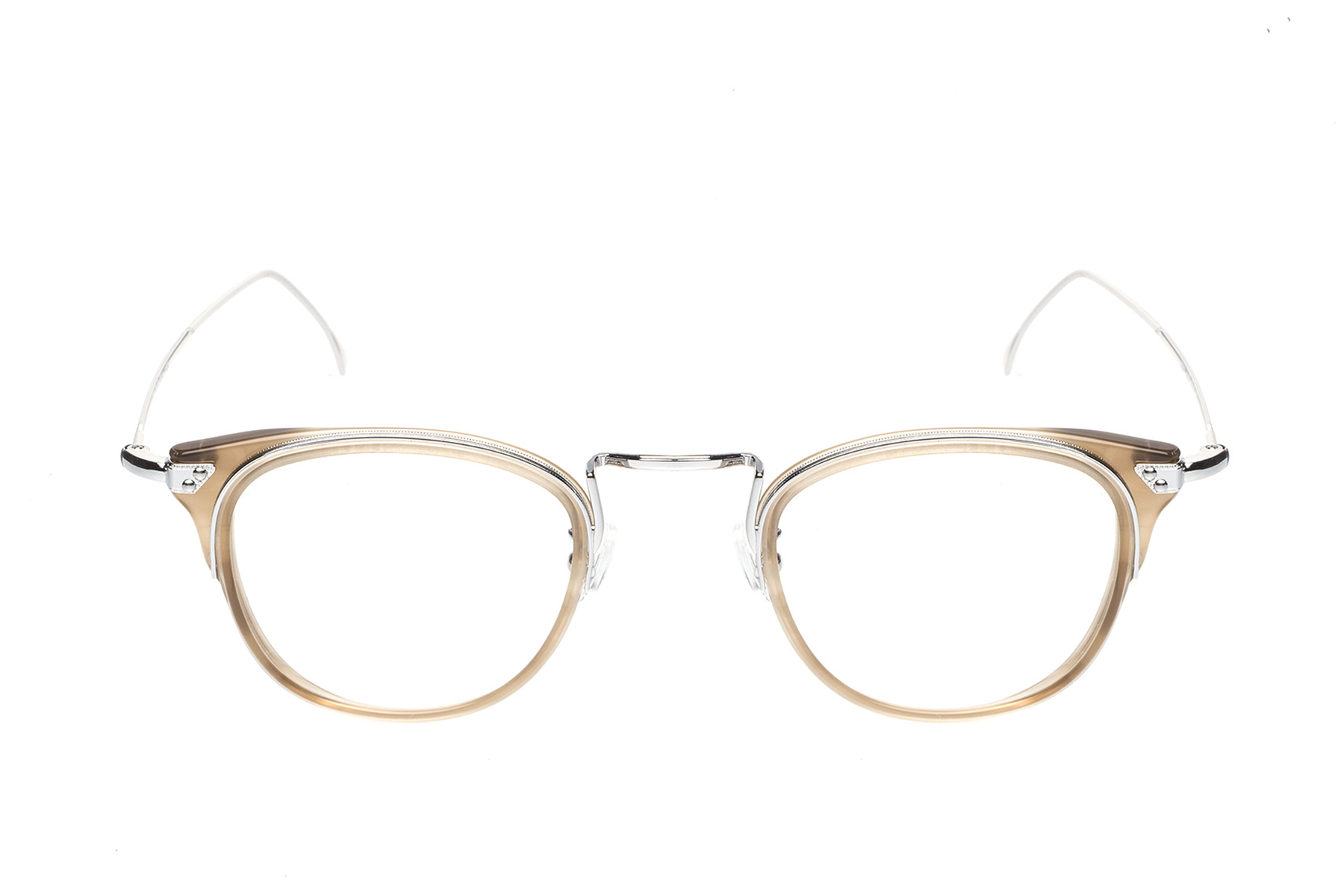 M011 di David Marc è un modello dotato di un'estetica senza tempo, arricchito da decori sulle aste e sul ponte in metallo.