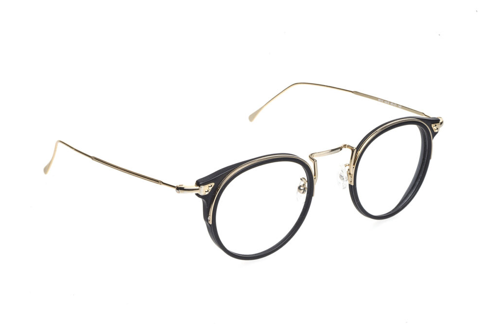 M012 di David Marc è un modello che coniuga eleganza e carattere. La montatura in acetato di alta qualità offre leggerezza e comfort