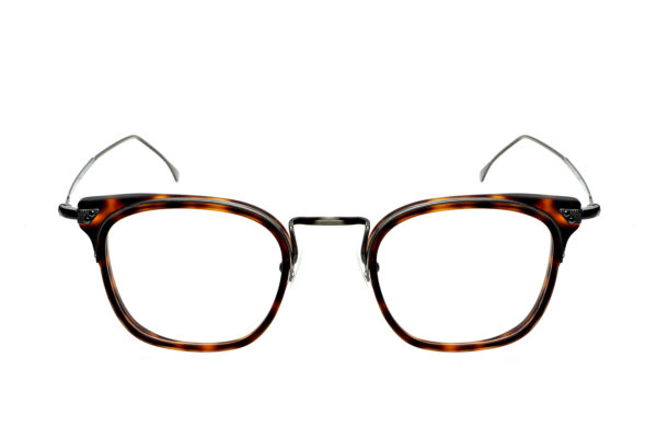 M014 di David Marc è un occhiale da vista con montatura squadrata in acetato, arricchito da raffinate decorazioni incise sulle aste e sul ponte di metallo