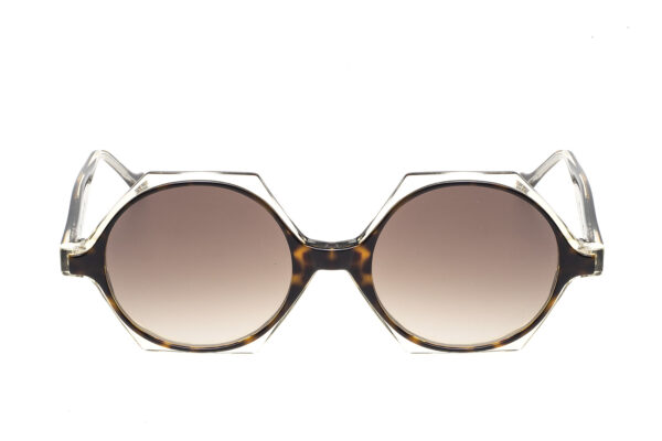 R02, questi occhiali da sole da donna presentano una montatura in acetato bicolore con lenti tonde. Un'autentica dichiarazione di moda artigianale Made in Italy.