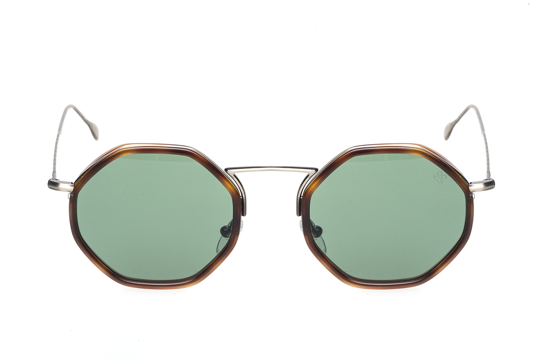 R08, questi occhiali realizzati con passione e perfezione artigianale in Italia rappresentano il connubio perfetto tra stile all'avanguardia e tradizione artigianale