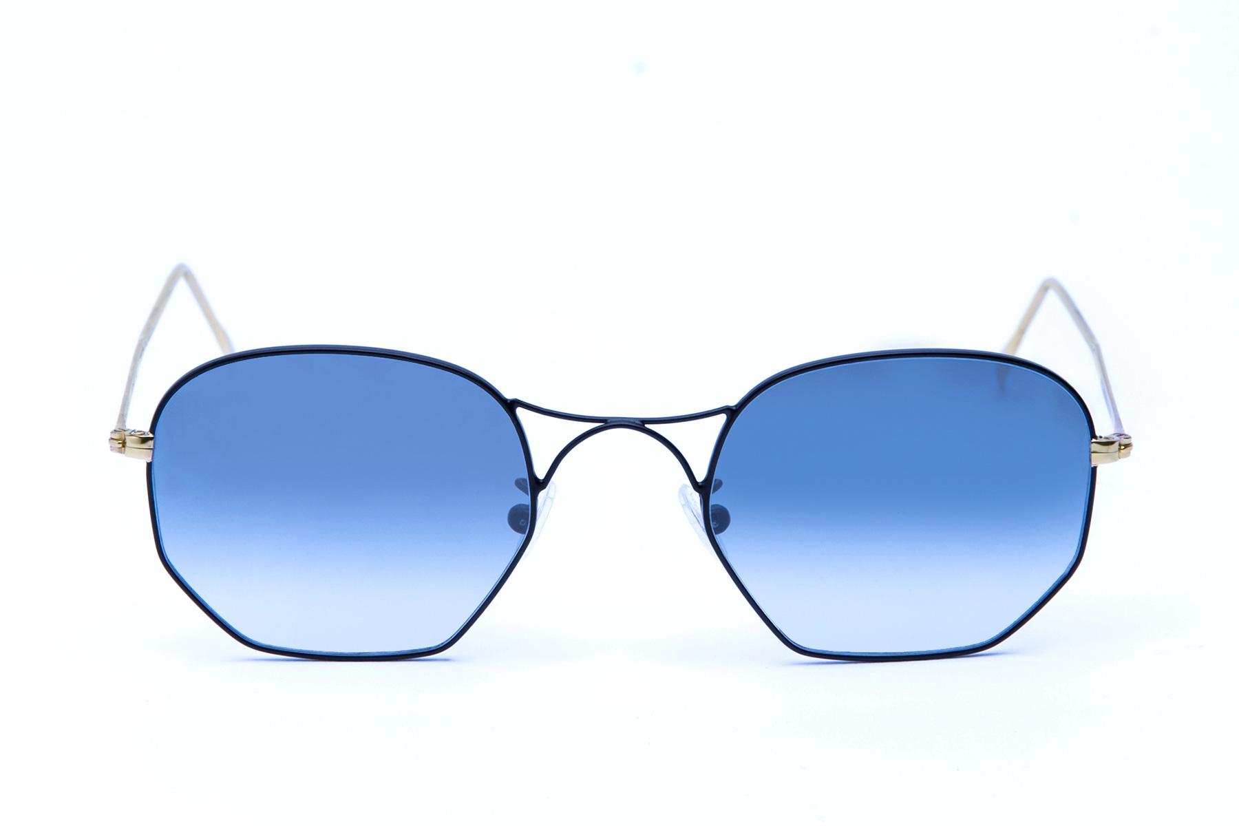 Jack Sun, occhiali da sole squadrati in metallo sottile ed elegante, grazie al loro particolare doppio ponte e le raffinate decorazioni incise sulle aste