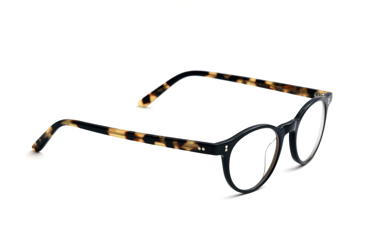 Andrea, l'occhiale da vista elegante in acetato dalla forma ovale, caratterizzato da montature bicolore o tinta unita con delle nuance affascinanti