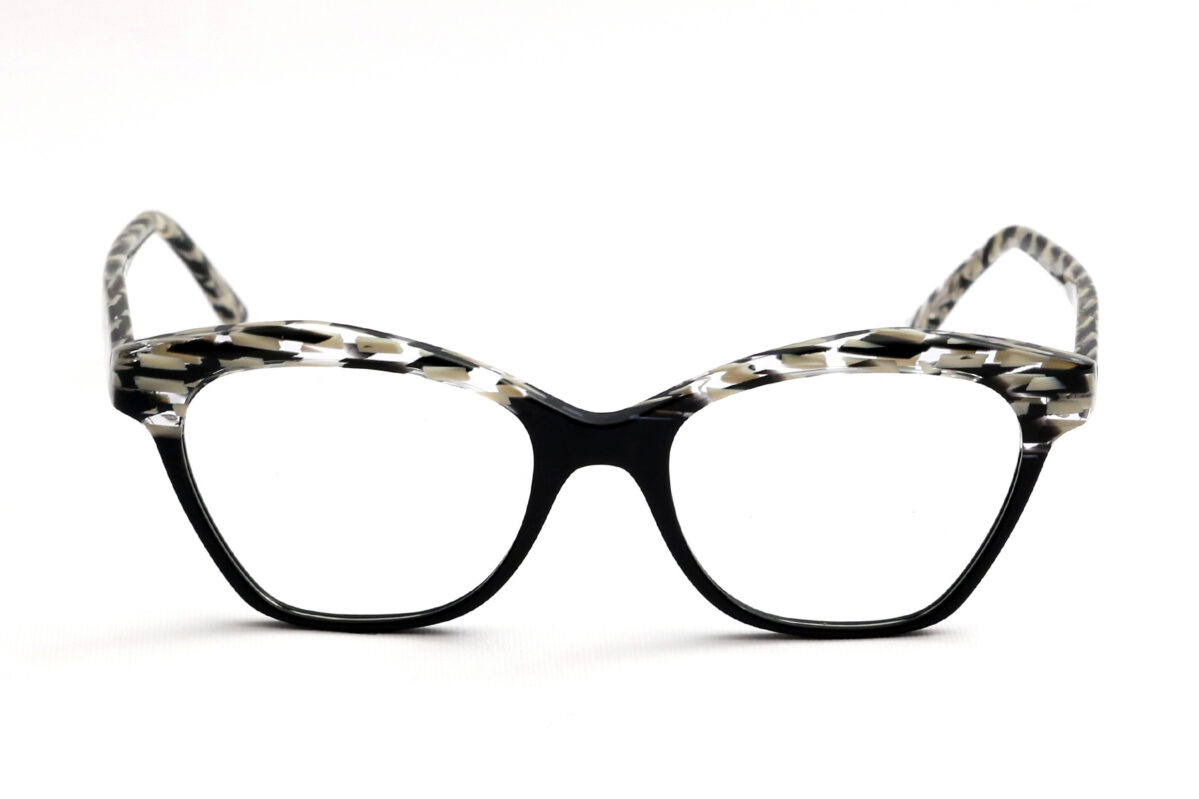 Amber, l'occhiale da vista intrigante dalla montatura cat-eye in acetato bicolore. Un modello sofisticato frutto di una pregiata lavorazione artigianale