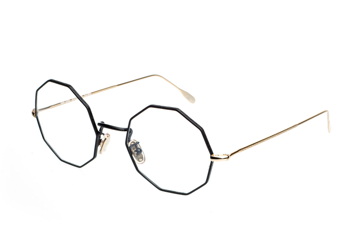 G019 di David Marc è un occhiale da vista ottagonale artigianale, un connubio perfetto di design, stile e precisione. Ogni dettaglio è curato con passione.