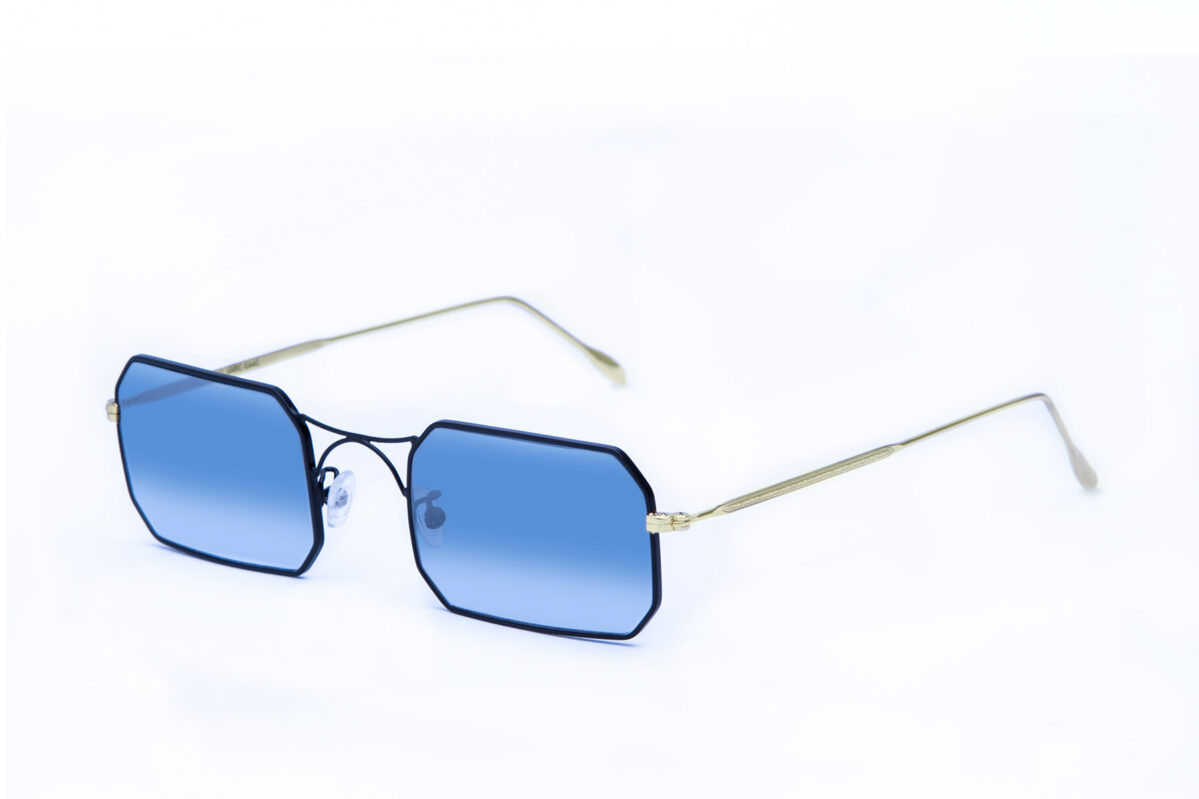 Isaac SUN di David Marc con montatura rettangolare in metallo, sono degli occhiali da sole frutto di una pregiata lavorazione artigianale Made in Italy.