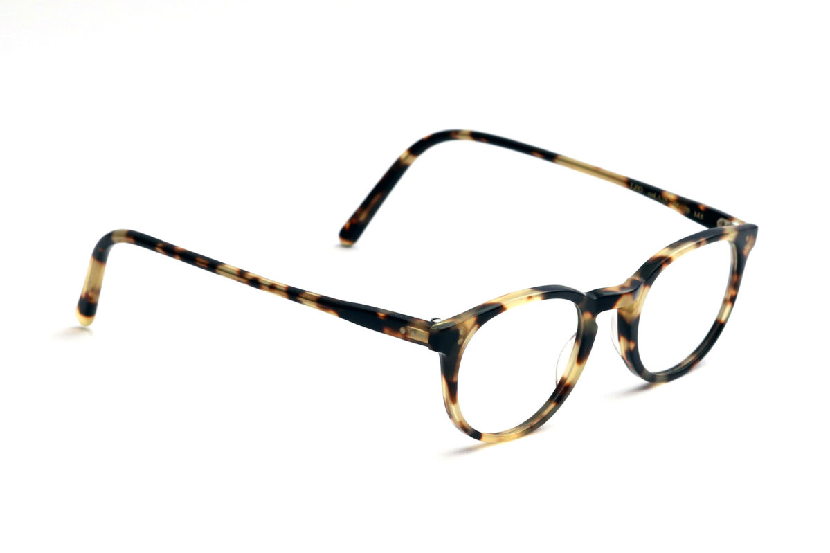 Leo, gli occhiali da vista in acetato, dalla forma ovale e con lavorazione Made in Italy, sono pensati per esprimere individualità e raffinatezza.
