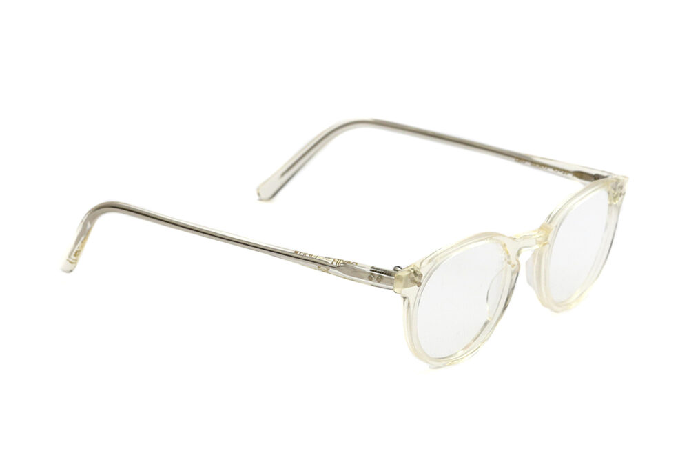 Leo, gli occhiali da vista in acetato, dalla forma ovale e con lavorazione Made in Italy, sono pensati per esprimere individualità e raffinatezza.