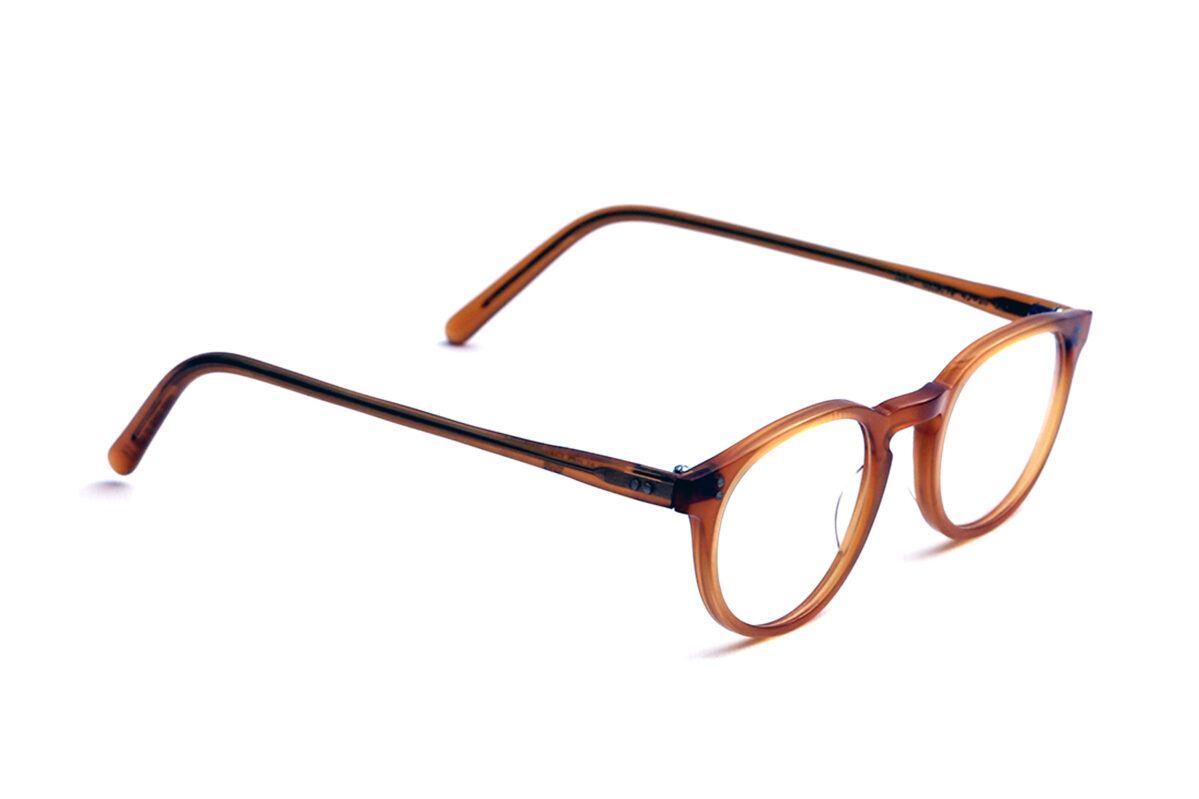 Leo, gli occhiali da vista in acetato, dalla forma ovale e con lavorazione Made in Italy, sono pensati per esprimere individualità e raffinatezza.