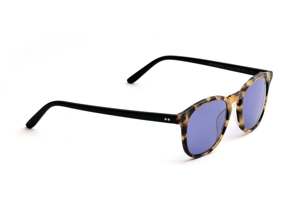 Luciano sono occhiali da sole in acetato dai vari colori, dalla forma squadrata con aste in acetato a contrasto. Per un look eclettico e contemporaneo.