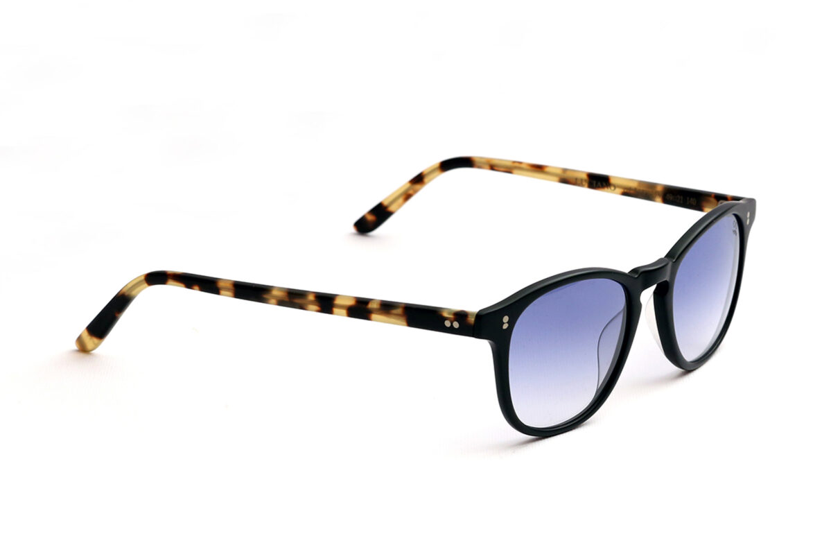 Luciano sono occhiali da sole in acetato dai vari colori, dalla forma squadrata con aste in acetato a contrasto. Per un look eclettico e contemporaneo.