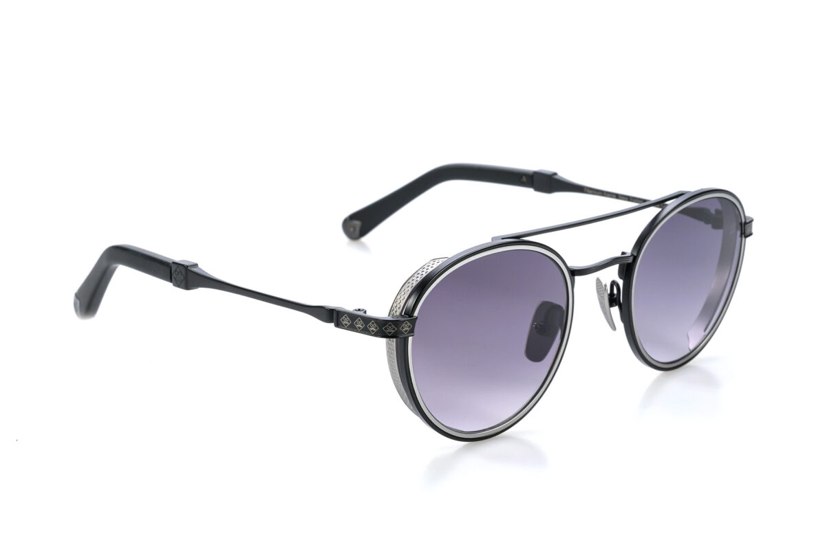 New Yorker, questi occhiali da sole si ispirano a uno stile avanguardista e moderno, sposando l'estetica futuristica con la raffinatezza del titanio.