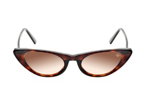 R04 questi occhiali da sole cat-eye in acetato esaltano il lato più fashion dell'outfit, un prodotto raffinato di lavorazione artigianale Made in Italy.