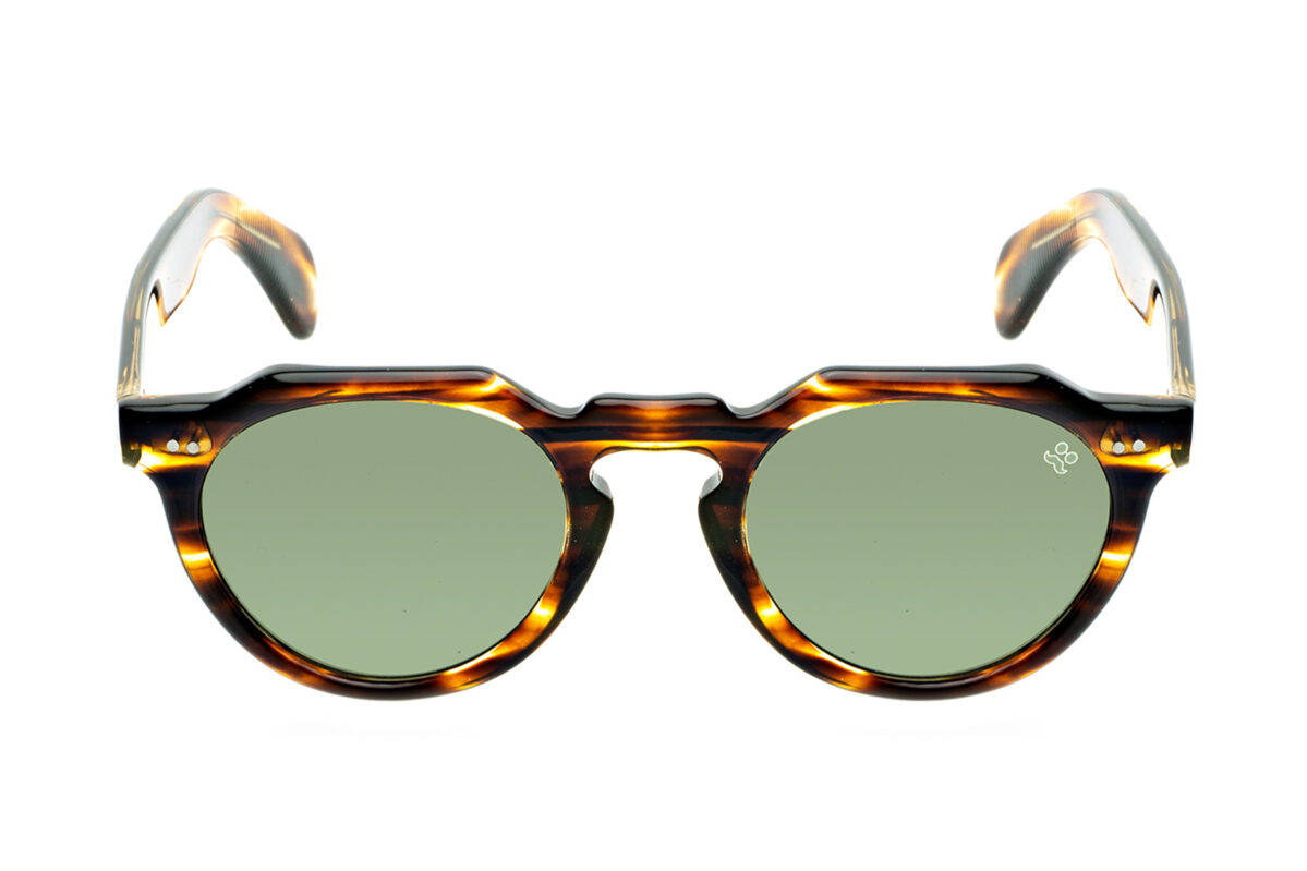 R09 SUN sono degli occhiali da sole realizzati in acetato rappresentano la fusione tra eleganza moderna e artigianato d'eccellenza Made in Italy.