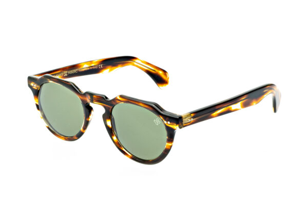 R09 SUN sono degli occhiali da sole realizzati in acetato rappresentano la fusione tra eleganza moderna e artigianato d'eccellenza Made in Italy.