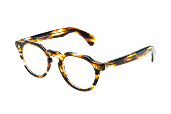 R09 sono degli occhiali da vista dal fascino senza tempo realizzati in acetato e arricchiti da dettagli raffinati come il ponte a forma di serratura