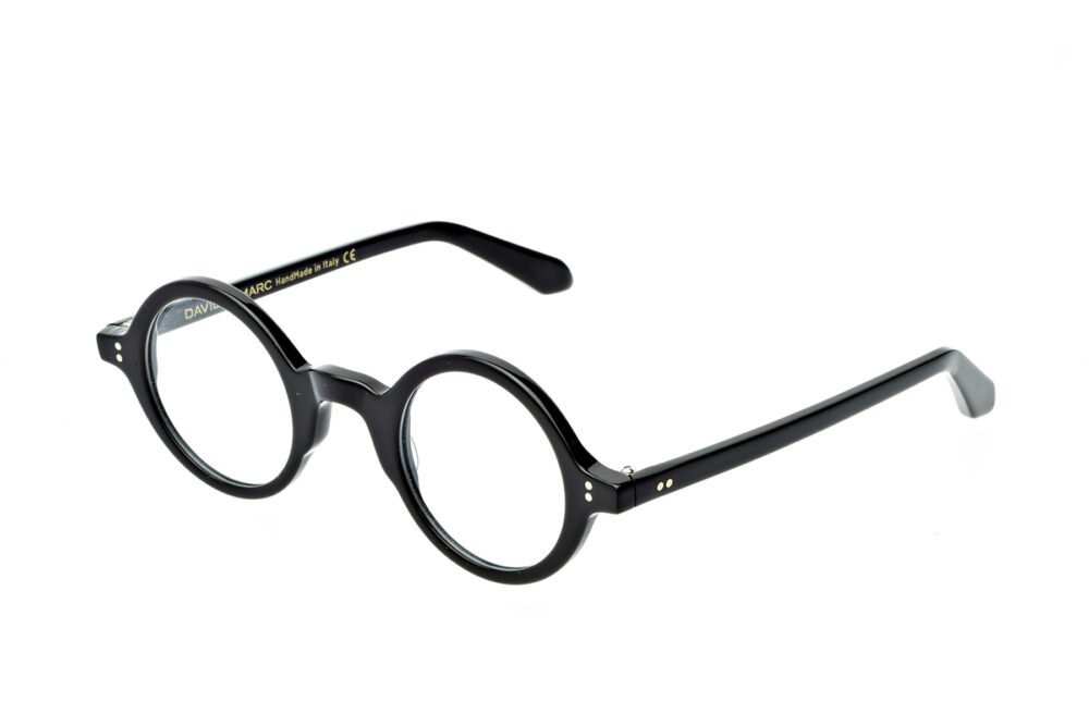 R10 questi occhiali da vista dalla montatura rotonda incarnano l'eleganza essenziale e il savoir-faire italiano nel mondo dell'eyewear.