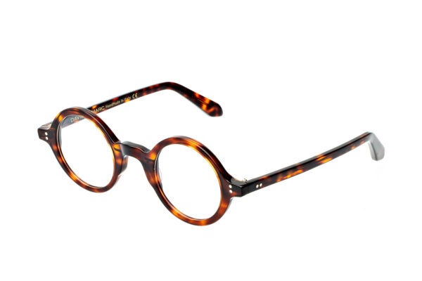 R10 questi occhiali da vista dalla montatura rotonda incarnano l'eleganza essenziale e il savoir-faire italiano nel mondo dell'eyewear.