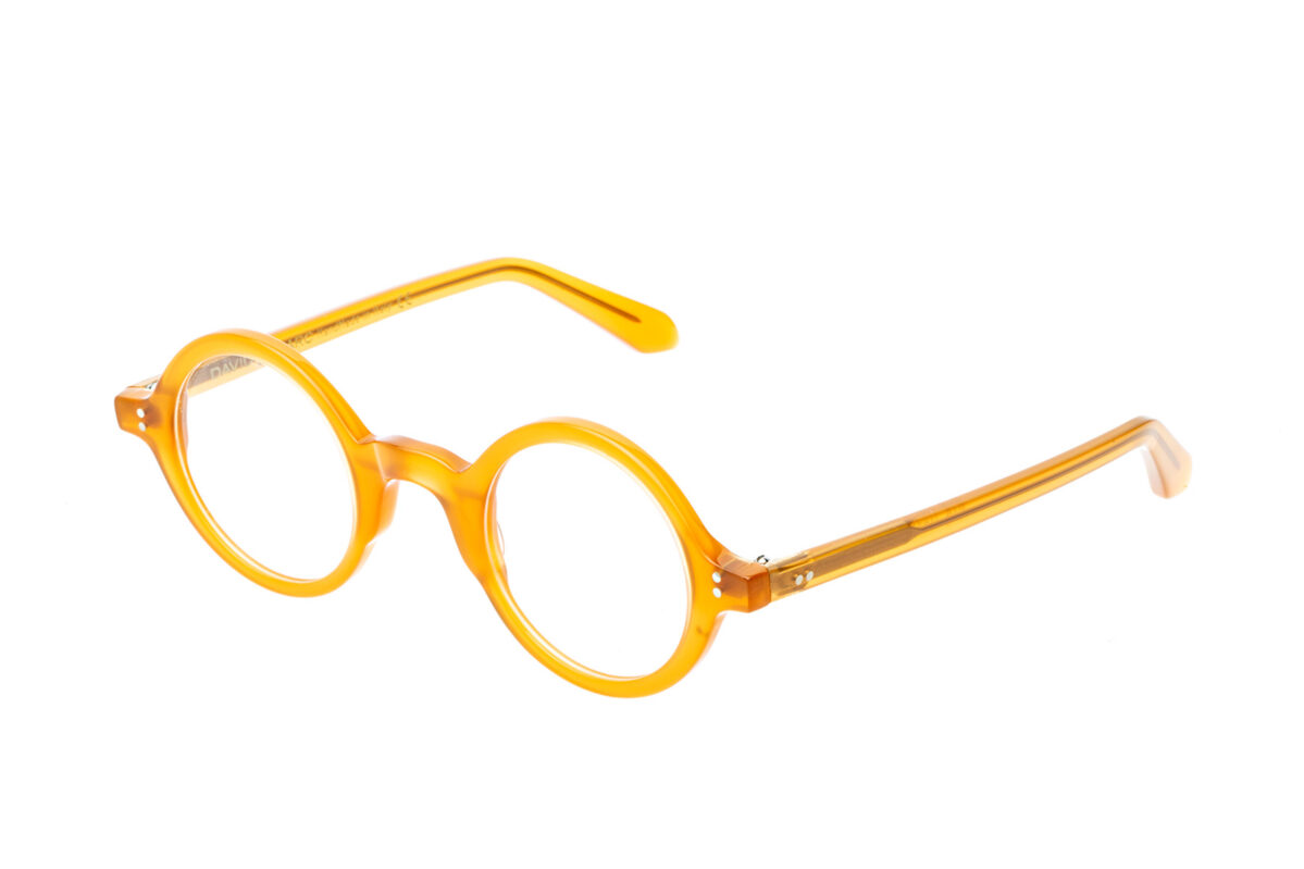 R10 questi occhiali da vista dalla montatura rotonda incarnano l'eleganza essenziale e il savoir-faire italiano nel mondo dell'eyewear.