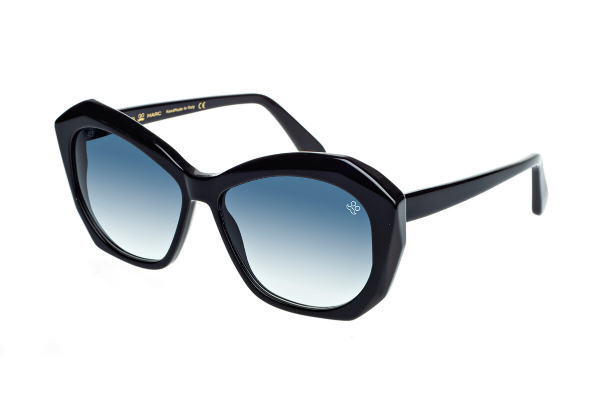 R12 SUN sono degli occhiali da sole dalla forma cat-eye in chiave bold, un'autentica espressione di glamour e stile retrò reinterpretato in chiave moderna