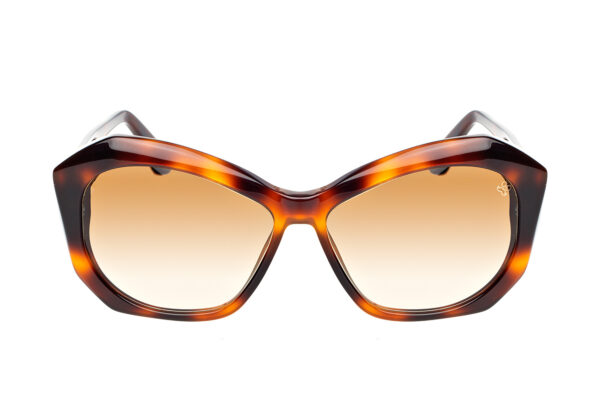 R12 SUN sono degli occhiali da sole dalla forma cat-eye in chiave bold, un'autentica espressione di glamour e stile retrò reinterpretato in chiave moderna