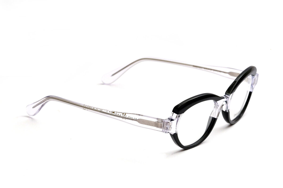 Rachel, il modello di occhiali da vista in acetato dalla forma cat-eye con aste a contrasto crea un effetto visivo accattivante e femminile.