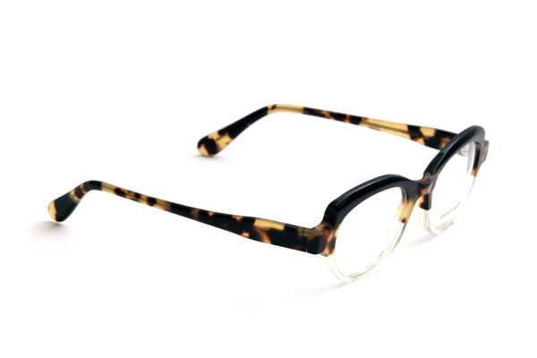 Rachel, il modello di occhiali da vista in acetato dalla forma cat-eye con aste a contrasto crea un effetto visivo accattivante e femminile.