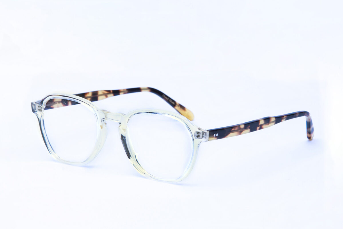 Richard è un occhiale con montatura in acetato colorato, è l'espressione di uno stile audace e di un'eleganza contemporanea.