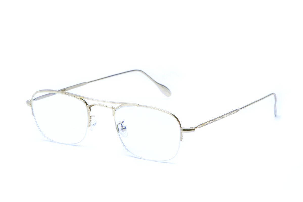 Rudy, gli occhiali da vista in metallo dalla forma rettangolare, con aste decorate da incisioni e lavorazione artigianale Made in Italy.