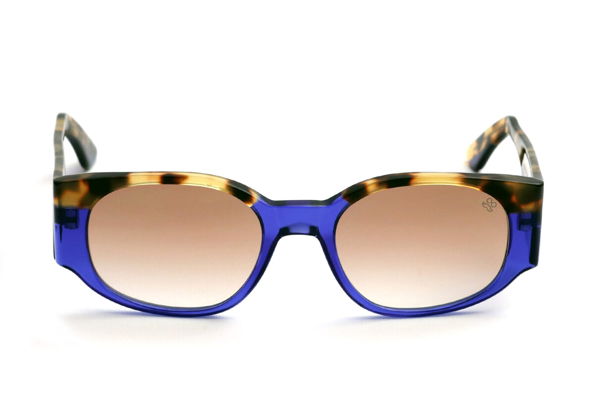Jacqueline, gli occhiali da sole in acetato dalla forma rettangolarecon aste bold, rappresentano l'apice dello stile trendy e modaiolo