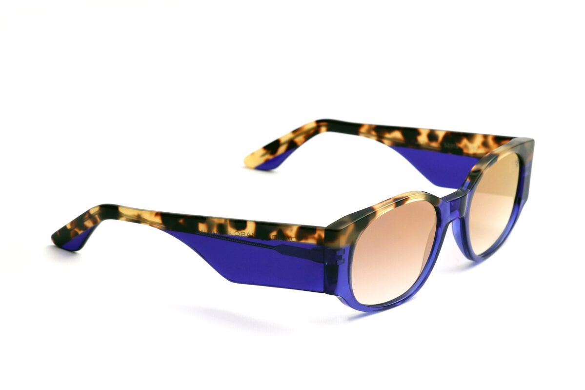 Jacqueline, gli occhiali da sole in acetato dalla forma rettangolarecon aste bold, rappresentano l'apice dello stile trendy e modaiolo