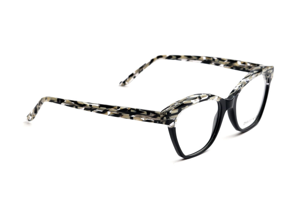 Amber, l'occhiale da vista intrigante dalla montatura cat-eye in acetato bicolore. Un modello sofisticato frutto di una pregiata lavorazione artigianale