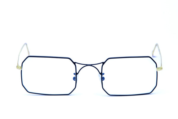 Isaac, gli occhiali da vista con montatura rettangolare in metallo, sono l'emblema dello stile trendy e raffinato per l'uomo moderno