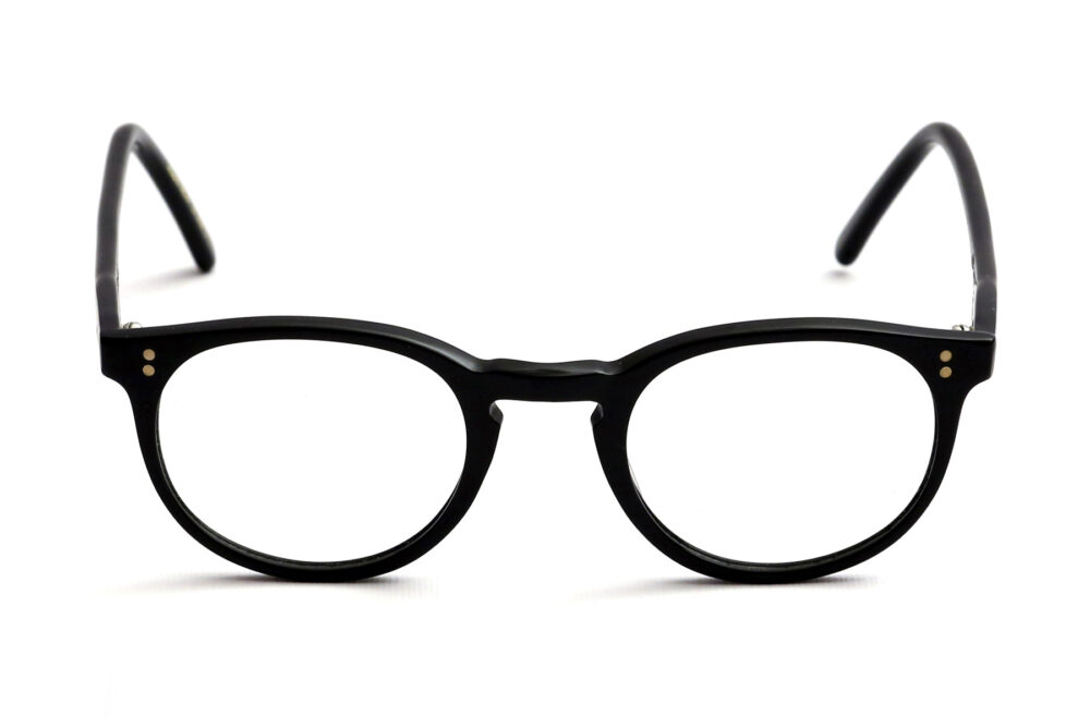 Leo, gli occhiali da vista in acetato, dalla forma ovale e con lavorazione Made in Italy, sono pensati per esprimere individualità e raffinatezza.
