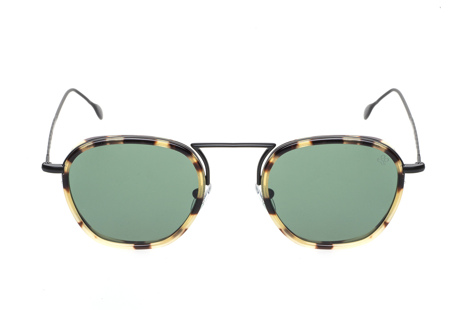 R01 è un occhiale dalla forma squadrata. Realizzati con maestria artigianale, questi occhiali rappresentano l'incontro tra stile sofisticato e qualità