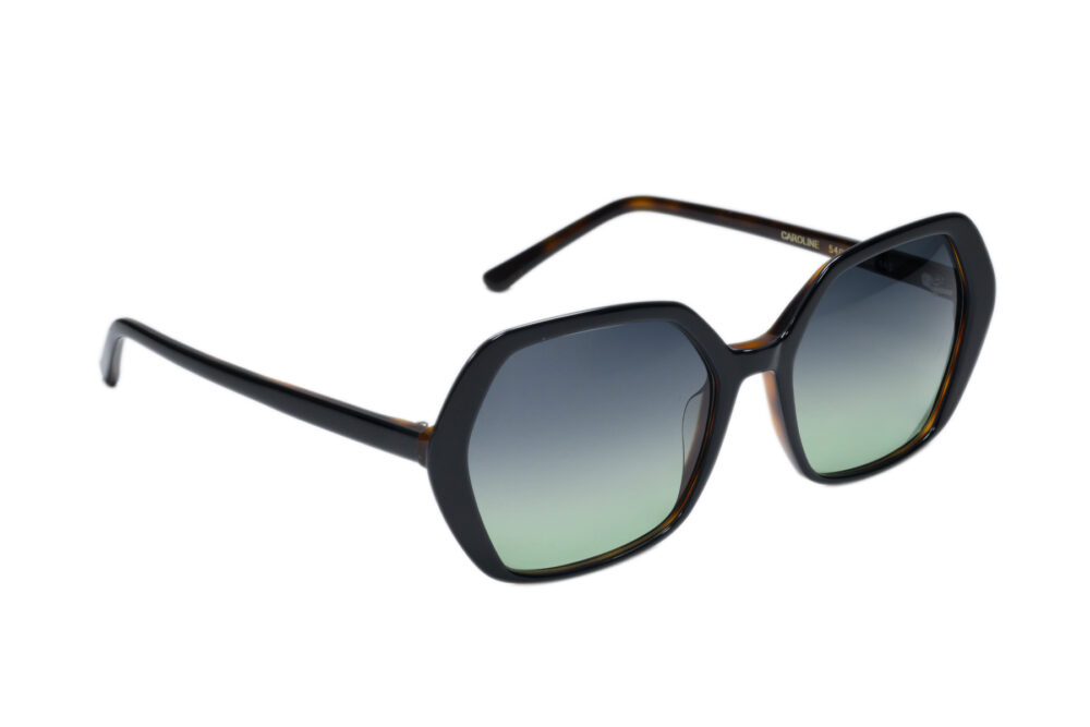 Caroline, gli occhiali da sole in acetato dalla forma esagonale, pensati per esprimere personalità e stile ideale per una donna sofisticata