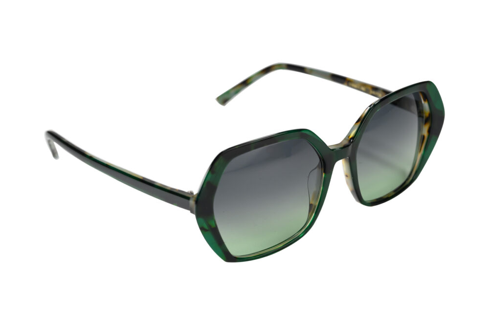 Caroline, gli occhiali da sole in acetato dalla forma esagonale, pensati per esprimere personalità e stile ideale per una donna sofisticata